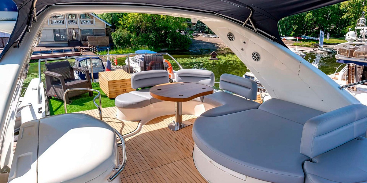 Аренда моторной яхты Azimut 68 В Москве